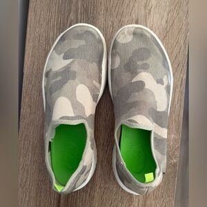OOFOS OOmg eeZee Low Women’s Recovery Shoes size 9